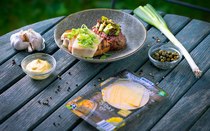 Zvětšit náhled Hovězí tatarák s grilovanou topinkou a Tylžským sýrem