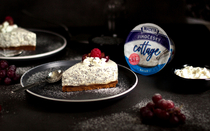Zvětšit náhled Makový cottage cheesecake s bílou čokoládou