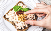 Zvětšit náhled Pomazánka s Jihočeským cottage se sušenými rajčaty a ořechy