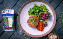 Zvětšit náhled Sekaný vepřový steak s balkánským sýrem, ajvarem a lehkým salátkem