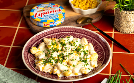 Bramborov&eacute; noky s kuřec&iacute;m masem, kukuřic&iacute; a smetanovou om&aacute;čkou z taven&eacute;ho s&yacute;ra Lip&aacute;nek