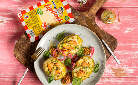 Brambory plněné lososem, sýrem Lipánek 48 % a špenátem