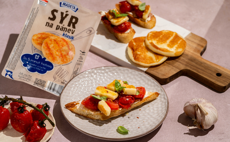Bruschetta s pečen&yacute;mi rajčaty a S&yacute;rem na p&aacute;nev