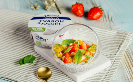 Chia pudink s Jihočeským tvarohem & jogurtem, maracujou a mátou