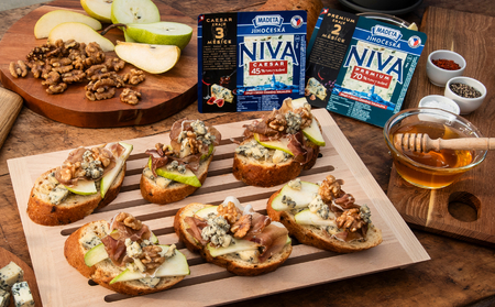 Crostini s Jihočeskou nivou, vlašskými ořechy, hruškou a prosciuttem