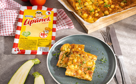 Cuketovo-bramborový koláč s česnekem, pažitkou a sýrem Lipánek