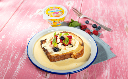 Francouzský toast se skořicí, vanilkovou pomazánkou Lipánek, ovocným salátem a anglickým krémem