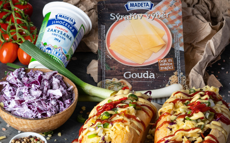 Hot dog s lehkým salátkem a sýrem gouda