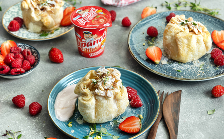 Jablka v županu s jahodami a Lipánkem