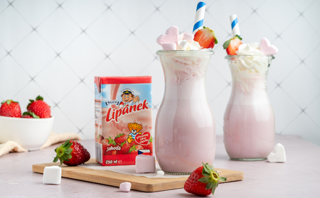 Jahodový milkshake s kešu máslem a jahodovým mlékem Lipánek