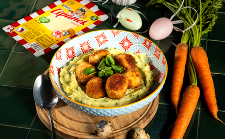 Kuřec&iacute; kuličky se s&yacute;rem Lip&aacute;nek v trojobalu s bylinkovou bramborovou ka&scaron;&iacute;