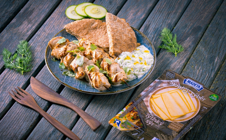 Kuřecí souvlaki s tzatziki a pečenou pitou plněnou uzeným Tylžským sýrem