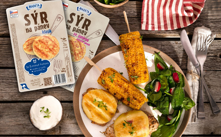 Kuřecí steak se Sýrem na pánev, grilovanou kukuřicí a dipem