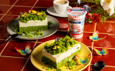 Mechov&yacute; dort s Jihočeskou zakysanou smetanou