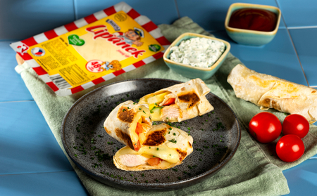 Miniburrito s kuřecím masem, sýrem Lipánek, hranolkami a zeleninou