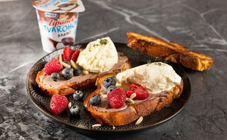 Opečená vánočka s vanilkovou zmrzlinou, ovocem a Tvarohovým Lipánkem