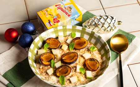 Ovesná kaše se skořicí, pečenými švestkami a hruškou