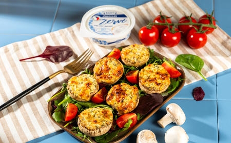 Pečen&eacute; žampiony plněn&eacute; Jihočesk&yacute;m žerv&eacute;