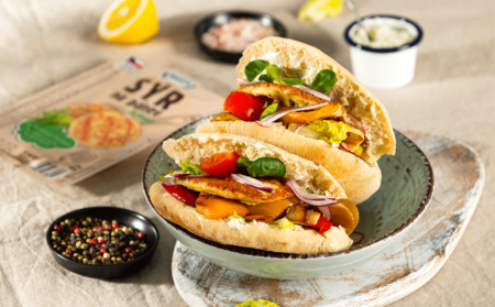 Pita chleba se Sýrem na pánev, grilovanou zeleninou a česnekovým dipem