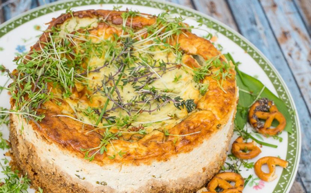 Preclíkový cheesecake s jarními bylinkami a chia semínky – bez lepku a laktózy