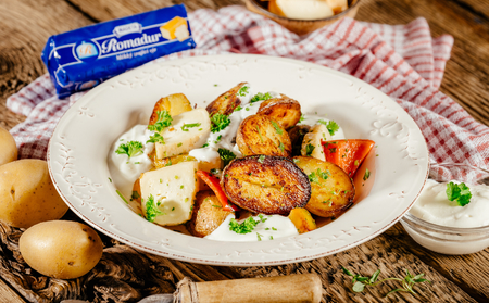 Romadur s pečenými bylinkovými bramborami a česnekovým dipem