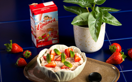 R&yacute;žov&aacute; jahodov&aacute; ka&scaron;e se sladk&yacute;m ml&iacute;čkem Lip&aacute;nek