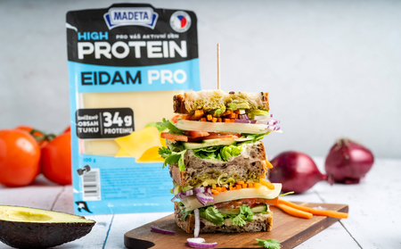 Sendvič plný bílkovin se sýrem Eidam PRO