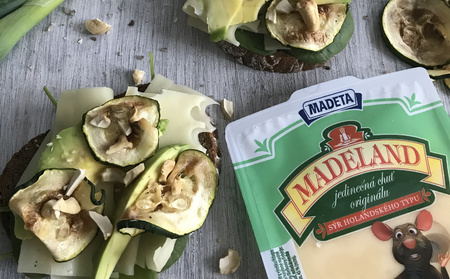 Sendvič s Madelandem, avokádem a grilovanou zeleninou