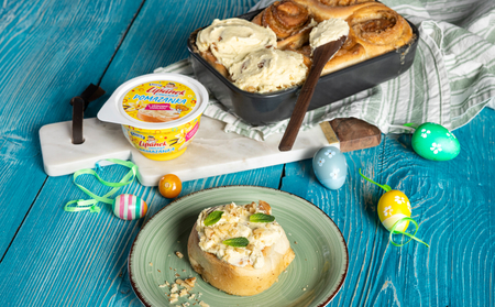 Skořicové rolky z kynutého těsta se sladkou pomazánkou Lipánek