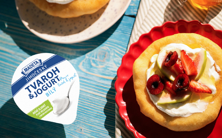 Sladké langoše s Jihočeským tvarohem & jogurtem a čerstvým ovocem