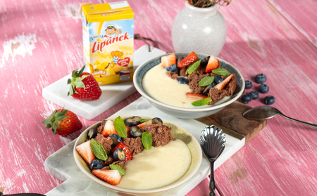 Sladký puding s trhanou bábovkou a ovocem