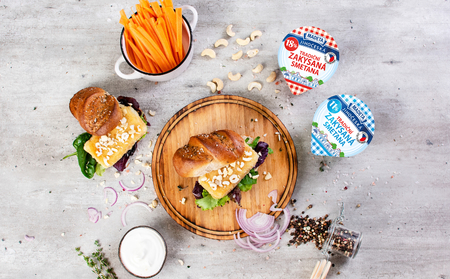 Smažený sýr gouda v housce se salátem a Jihočeskou zakysanou smetanou