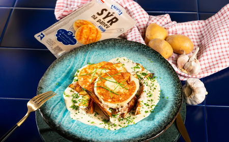 S&yacute;r na p&aacute;nev s kr&eacute;movou česnekovou om&aacute;čkou a bramborov&yacute;mi měs&iacute;čky