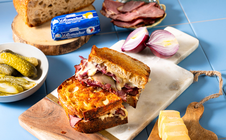 S&yacute;rov&yacute; sendvič s Romadurem, pastrami a cibulov&yacute;m chutney