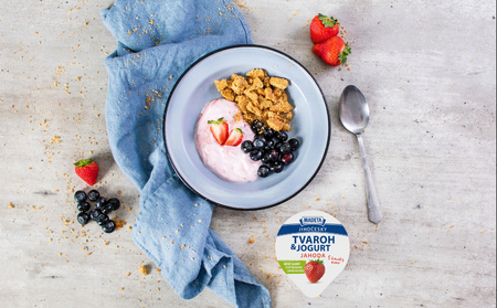 Tvaroh s jogurtem, ovocem a sušenkami