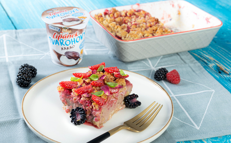 Tvarohové řezy s kakaovým Lipánkem, ovesnými vločkami, čokoládou a ovocem