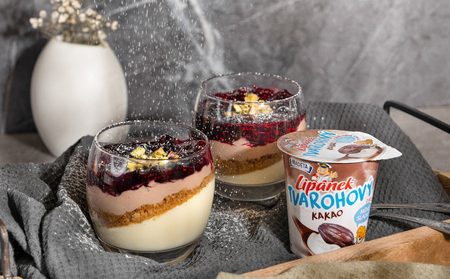 Vanilkový puding se sušenkami, horkým ovocem a Lipánkem Tvarohovým