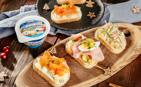 Vánoční obložené chlebíčky s bramborovým salátem a tradičním pomazánkovým