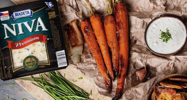 Bramborové chipsy a mrkvičky s premium nivovým dipem