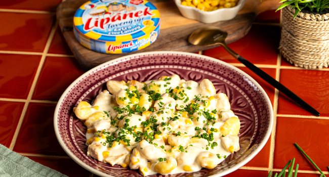 Bramborov&eacute; noky s kuřec&iacute;m masem, kukuřic&iacute; a smetanovou om&aacute;čkou z taven&eacute;ho s&yacute;ra Lip&aacute;nek