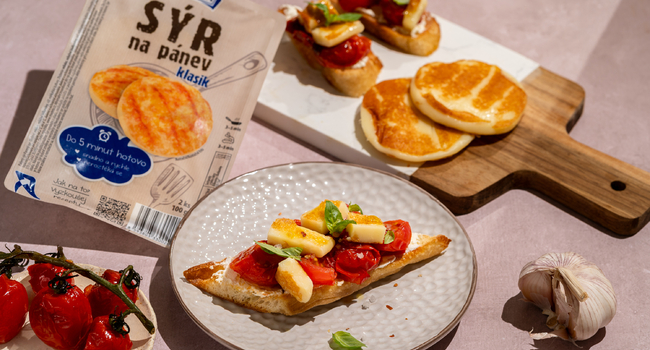 Bruschetta s pečen&yacute;mi rajčaty a S&yacute;rem na p&aacute;nev