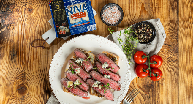 Bruschetta se steakem, Jihočeskou nivou Caesar a marmeládou s cibulí a rajčaty