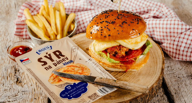 Burger s masovými koulemi v chilli omáčce se Sýrem na pánev, salátem a majonézou