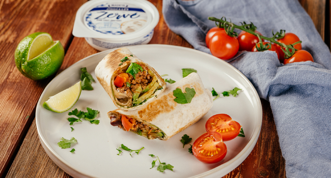 Buritto s Jihočeským žervé, fazolemi, hovězím ragú, avokádem a koriandrem