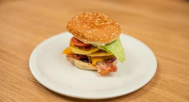 Cheeseburger se Sýrem na pánev
