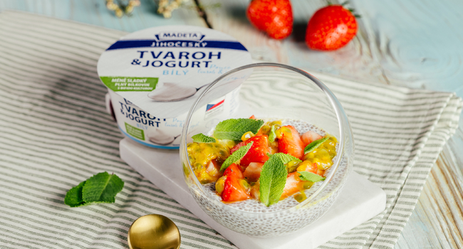Chia pudink s Jihočeským tvarohem & jogurtem, maracujou a mátou