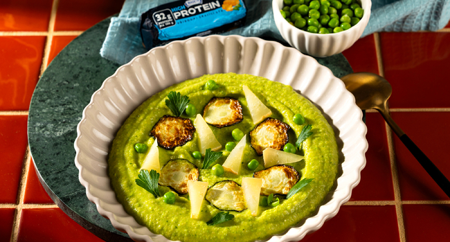 Cizrnový hummus s hráškem, cuketou a High protein zrajícím sýrem