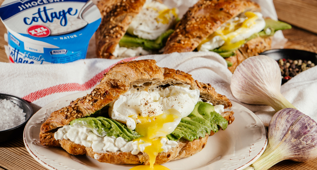 Croissant plněný avokádem, Jihočeským cottagem a vejcem