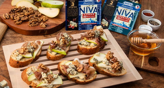 Crostini s Jihočeskou nivou, vlašskými ořechy, hruškou a prosciuttem
