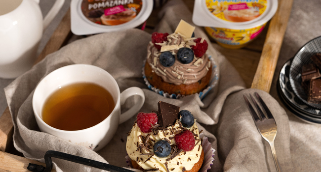 Cupcakes se sladkou pomaz&aacute;nkou Lip&aacute;nek a čerstv&yacute;m ovocem